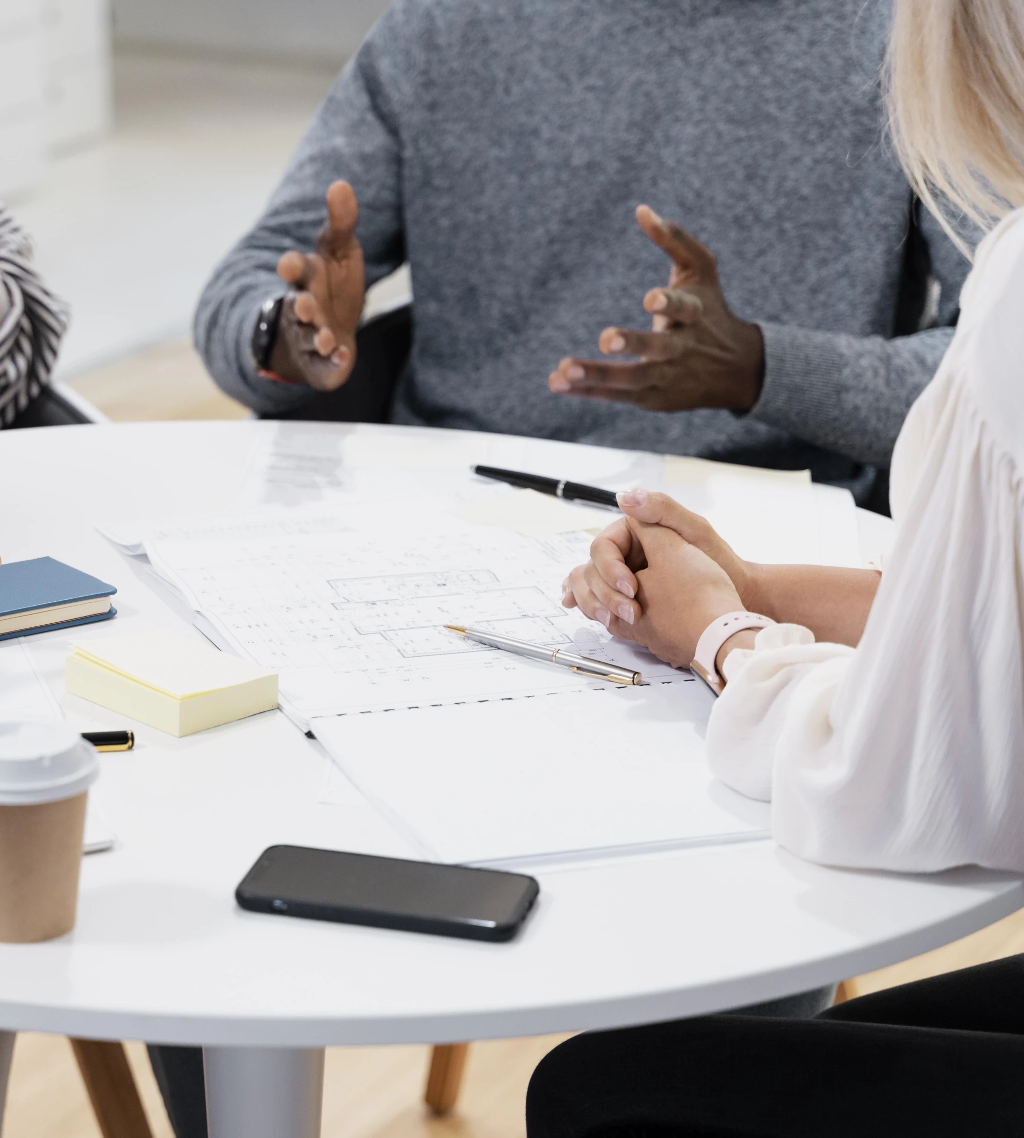 Das Bild zeigt einen runden Tisch mit Mitarbeitern aus verschiedenen Branchen