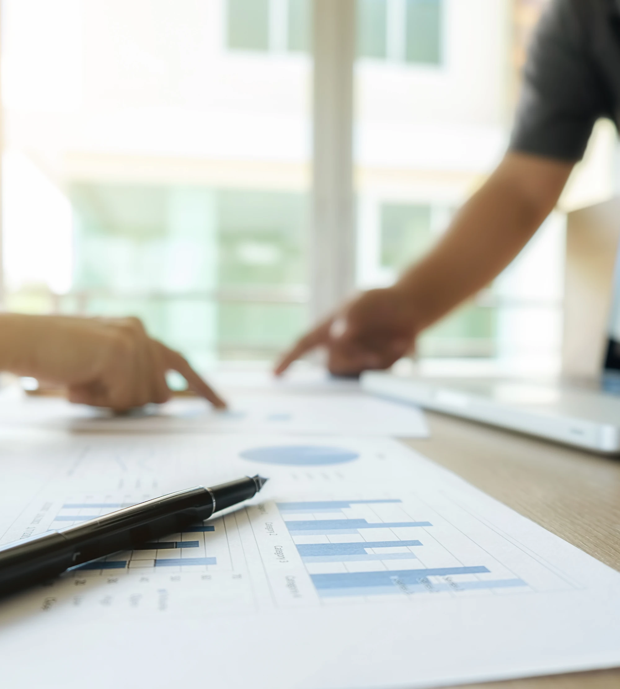 Das Bild zeigt einen Schreibtisch mit mehrerne Diagrammen zur Prozessoptimierung