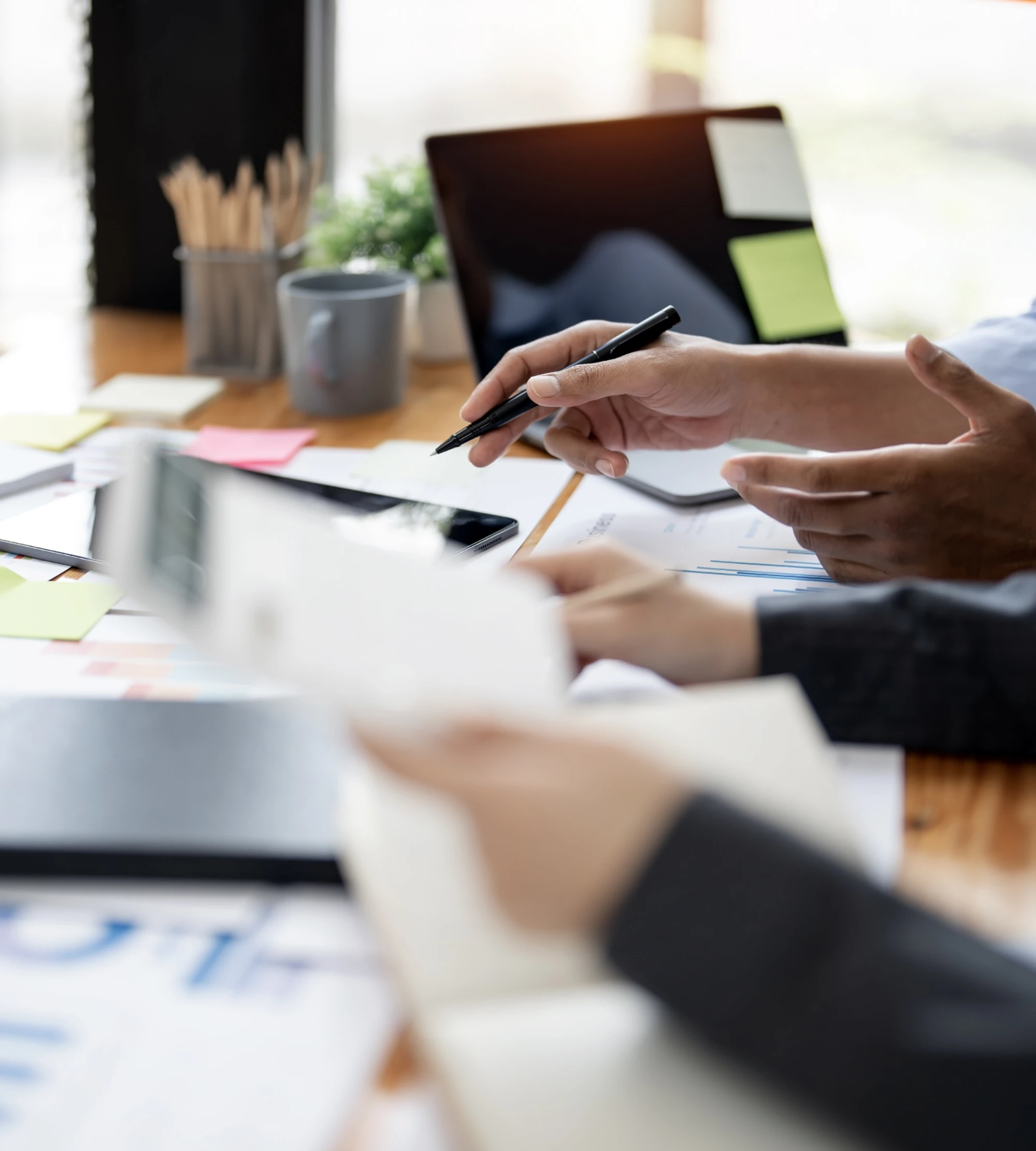 Das Bild zeigt einen Schreibtisch mit vielen Unterlagen