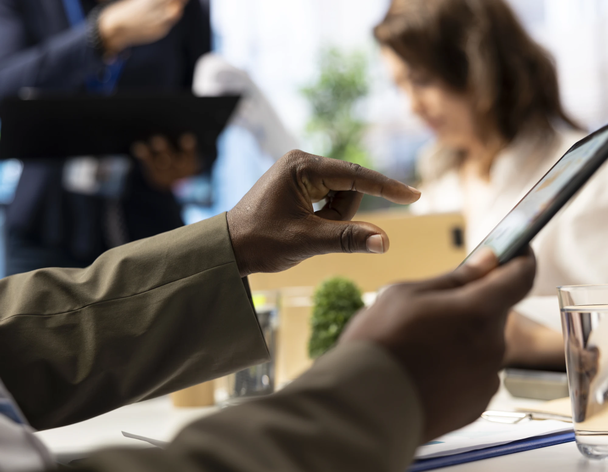 Das Bild zeigt eine Frau, die Peter Härtel von Härtel Consulting kontatiert