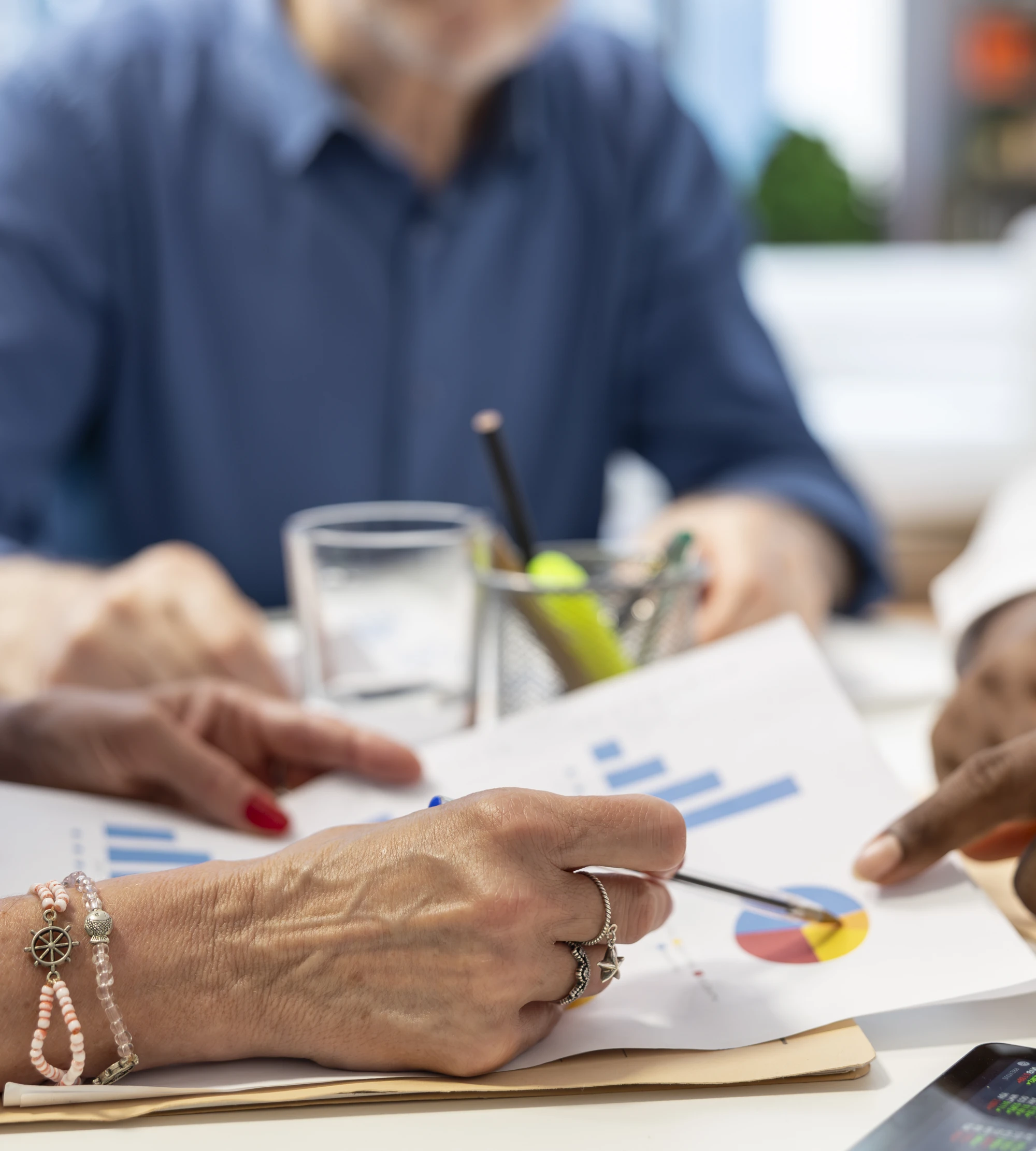Das Bild zeigt ein Gespräch zwischen mehreren Personen zur Umsetzung von Prozessoptimierung.